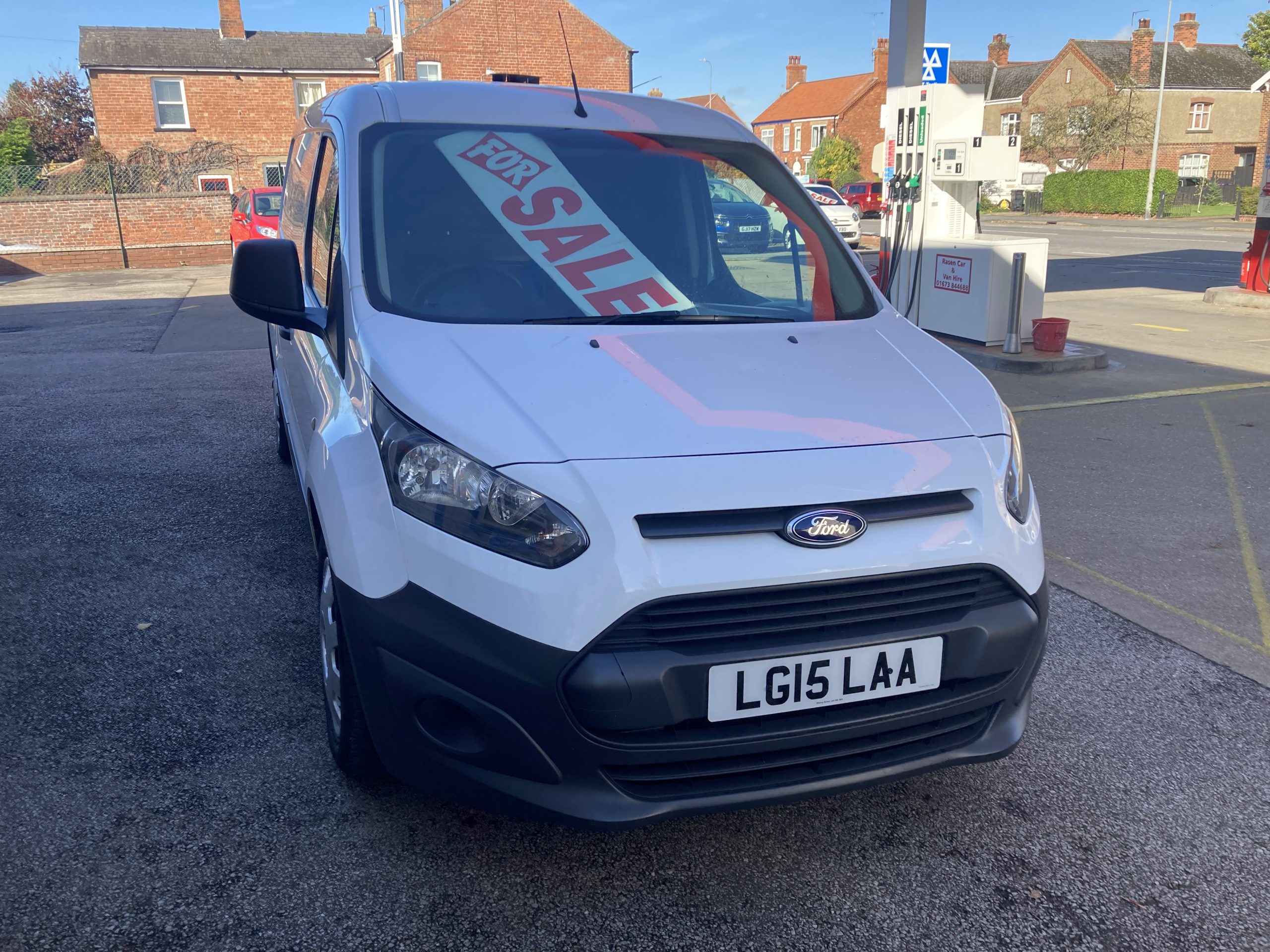 FORD TRANSIT CONNECT LONG WHEELBASE IN WHITE £5500includes vat without racking/equipment  in back RegLG15LAA